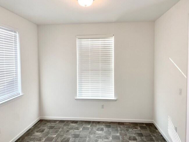 Foto del edificio - Spacious 3-Bedroom, 2.5-Bath Single Family...