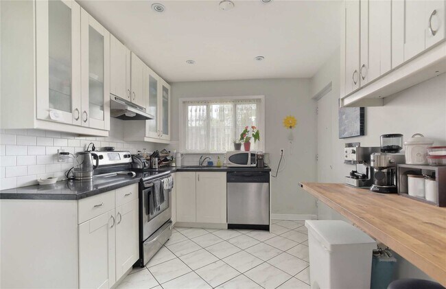 Photo du bâtiment - RENOVATED- 2 BEDROOM UNIT - With Air Conditioning - Park Lawn & Queensway