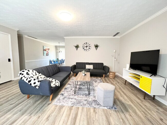 Building Photo - 1301 Kings Ridge Dr NW