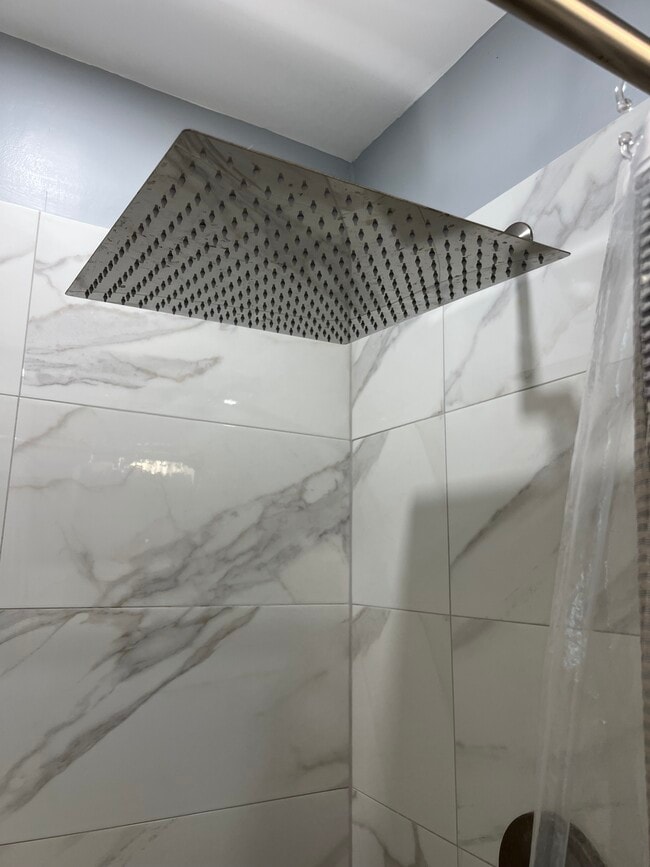 Building Photo - 2300 NE 11th Ave