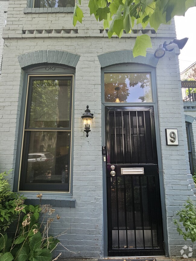 Building Photo - 9 8th St SE