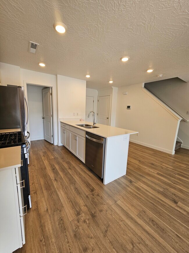 Building Photo - 3320 E Elkhorn Ln