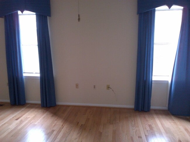Foto del edificio - 725 Twin Holly Ln