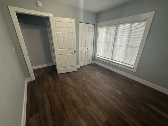 Building Photo - Freshly renovated 3/1 home!