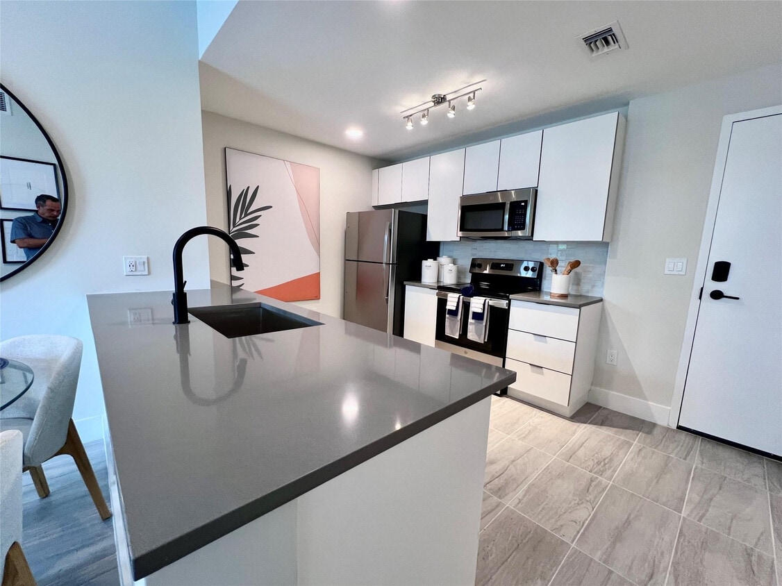 Primary Photo - 120 N Compass Way