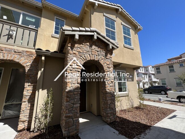Building Photo - Newer 3bd/2.5ba North Natomas Townhouse wi...