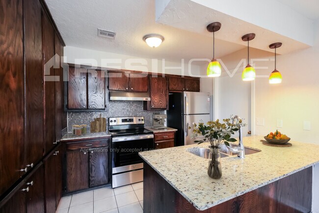 Building Photo - 850 Coopers Hawk Dr
