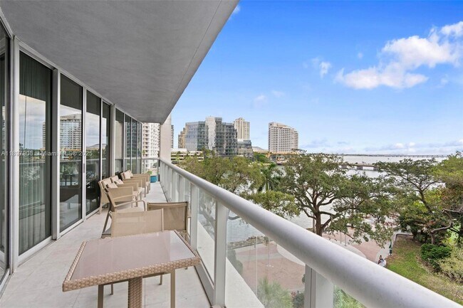 Building Photo - 495 Brickell Ave