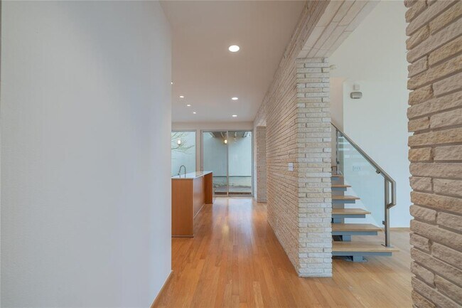 Foto del edificio - 4011 Lewis Ln