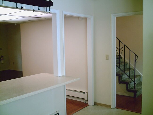 Building Photo - 202 S Forest Dr