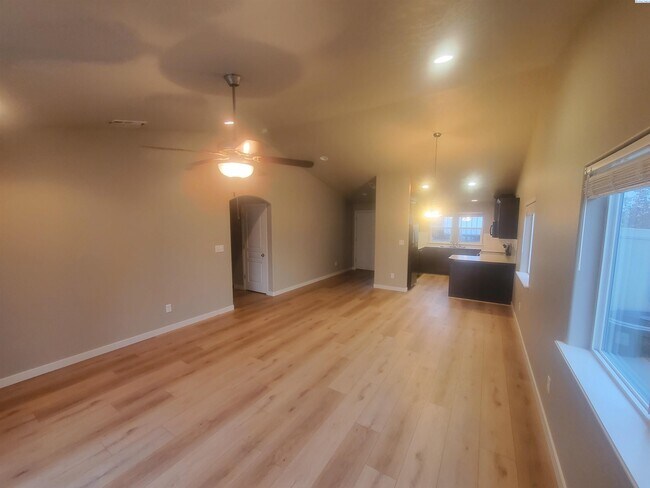 Foto del edificio - Kennewick Rambler with 3 Car Garage