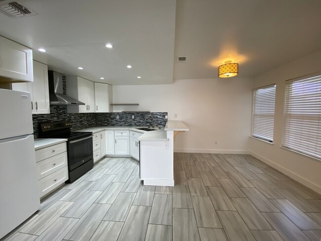 Building Photo - Gorgeous Corner Lot with Large Backyard