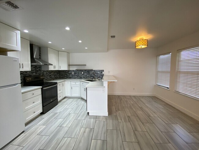 Foto del edificio - Gorgeous Corner Lot with Large Backyard