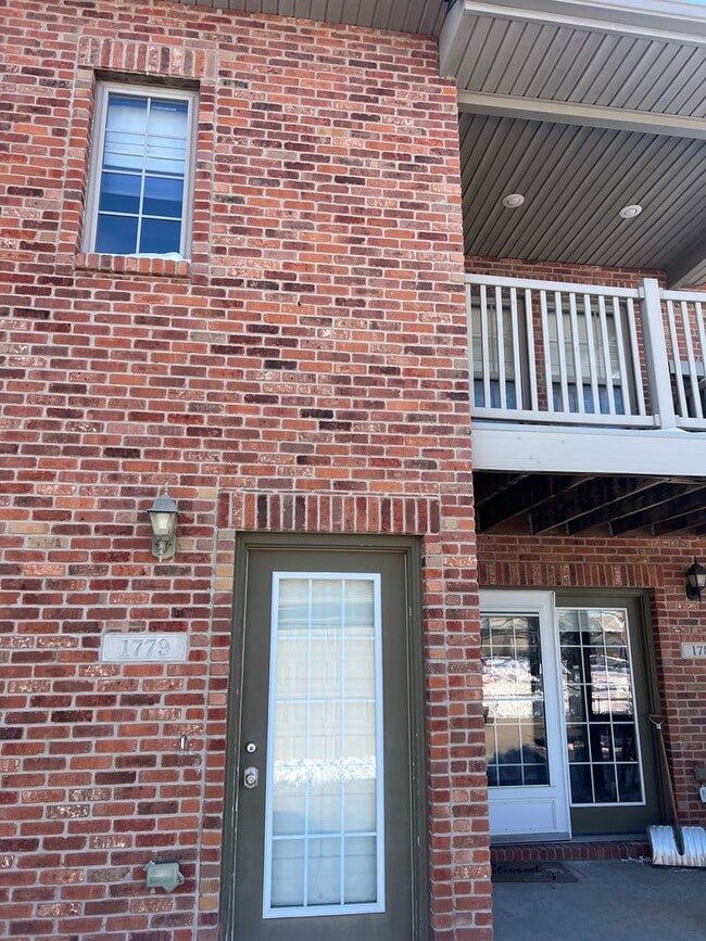 Building Photo - Beautiful 2 Bedroom 2.5 Bath Condo With Lo...