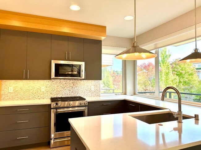 Building Photo - 2Bd/2.5Ba Kirkland Townhouse