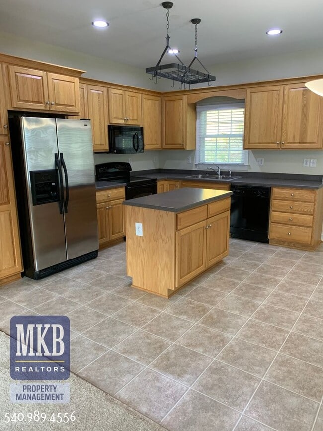 Building Photo - Spacious 3 Bedroom/ 2.5 Bath Home