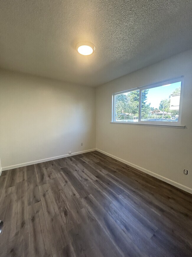 Building Photo - 122 Blackburn St