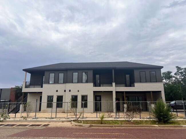 Building Photo - The Court At Overton