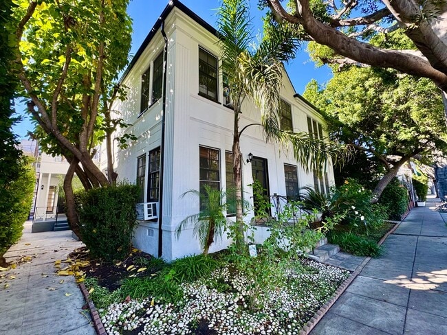 Building Photo - Sun-Filled 2-bed 1-bath First Floor short stroll to Cedars-Sinai, Robertson Blvd, Beverly Center