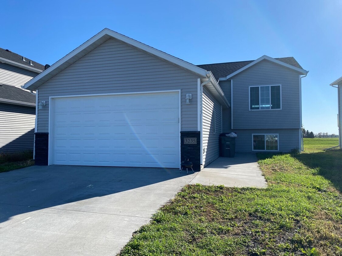 Building Photo - Beautiful 3 bedroom, 2 bath single family home located in South Moorhead.