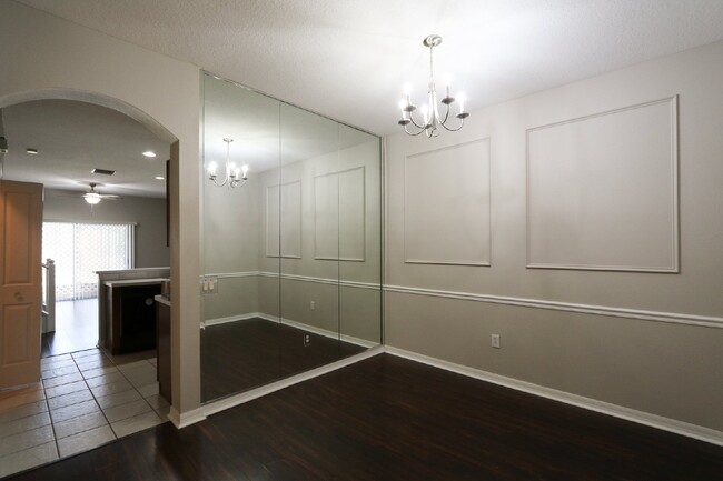 Building Photo - Spacious 3-Bedroom Townhome in Gated Kings...