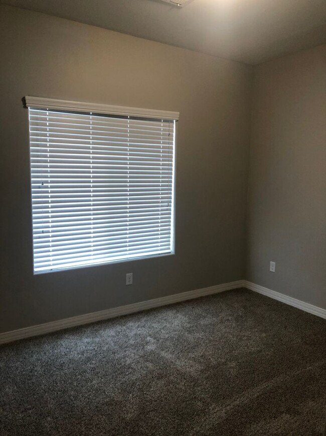 Foto del edificio - Gorgeous Somerton Townhome for rent!