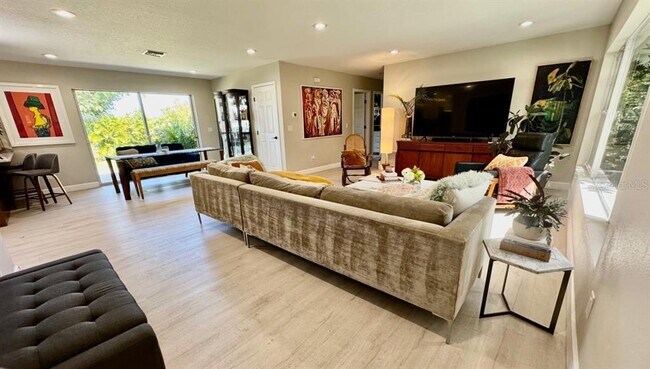 Foto del edificio - 1815 Barker Dr