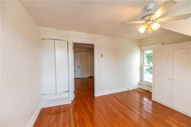 Building Photo - 557 Elm St