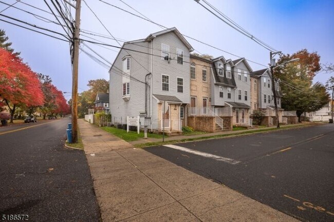 Building Photo - 1201A Arlington Ave