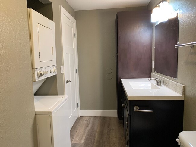 Building Photo - 2 bedroom duplex