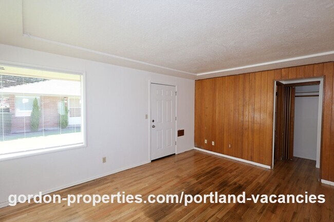 Building Photo - NE 65th Ave - End unit 1 bedroom apartment