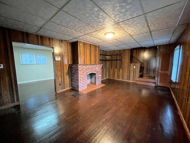 Foto del edificio - 510 Norman Ave - Spacious 2 Bedroom - 1 Ba...