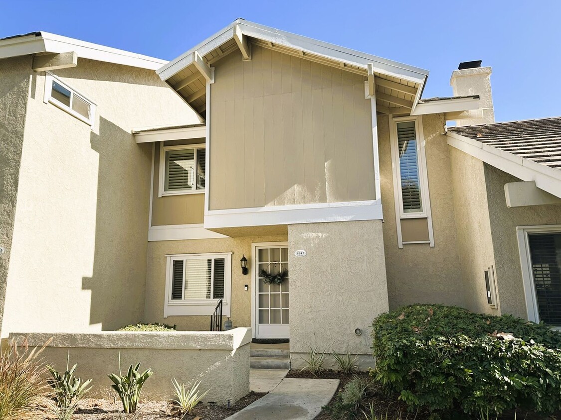 Foto principal - Townhome with Dual Primary Suites and Two ...