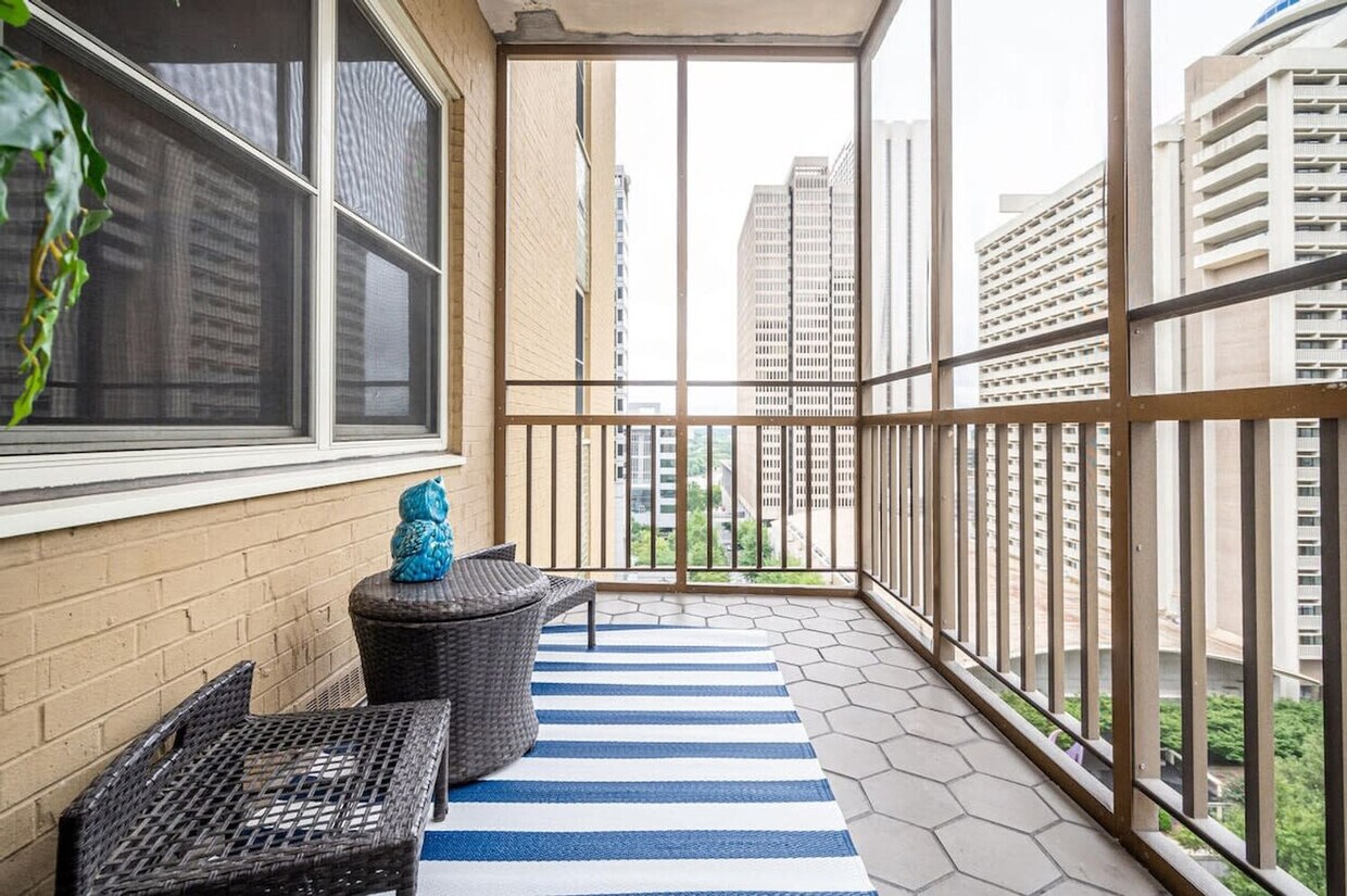 Primary Photo - 300 W Peachtree St NW