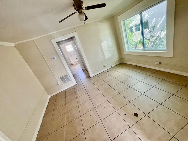 Building Photo - SPACIOUS 1BR/1BA Lakeland Duplex