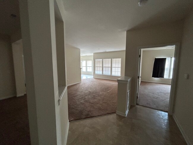 Building Photo - 812 Long Dr