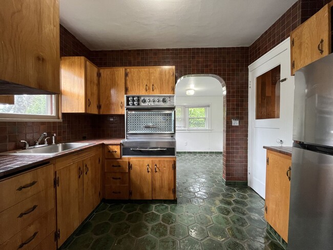 Building Photo - Character-Filled 2-Bedroom Home with Vintage Charm & Bright Living Spaces