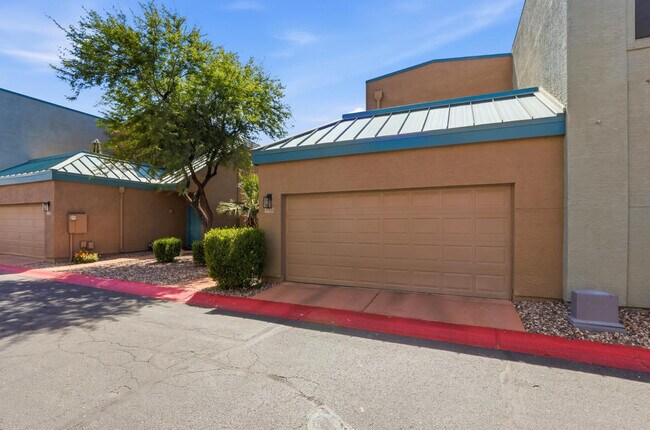Building Photo - 2027 E University Dr