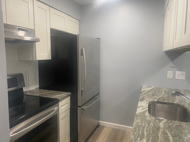 Foto del edificio - 16546 Clarkson Dr