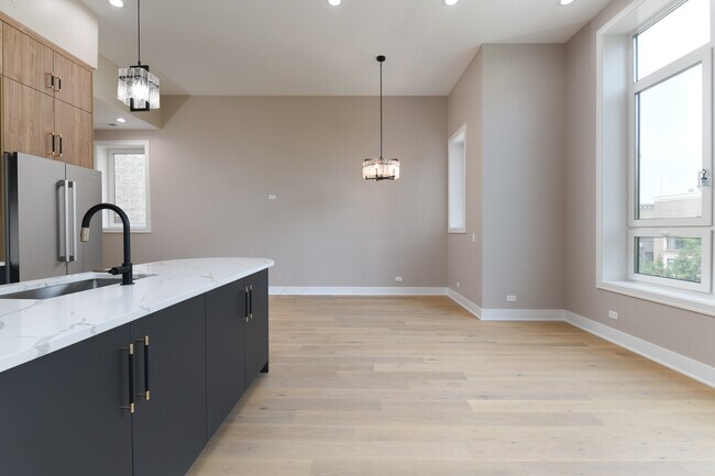 Foto del edificio - 1627 W Warren Blvd