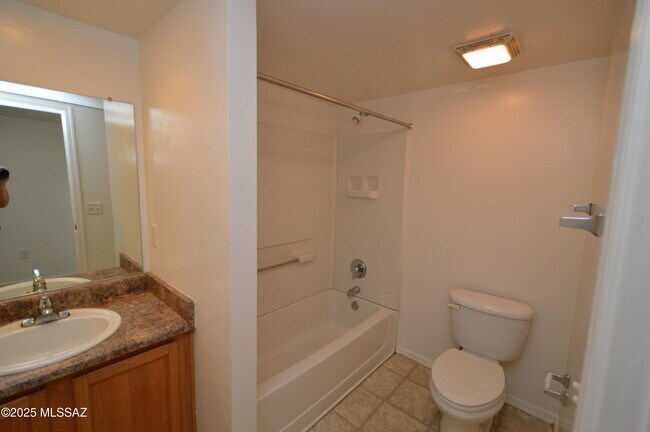 Building Photo - 4327 E Bellevue St