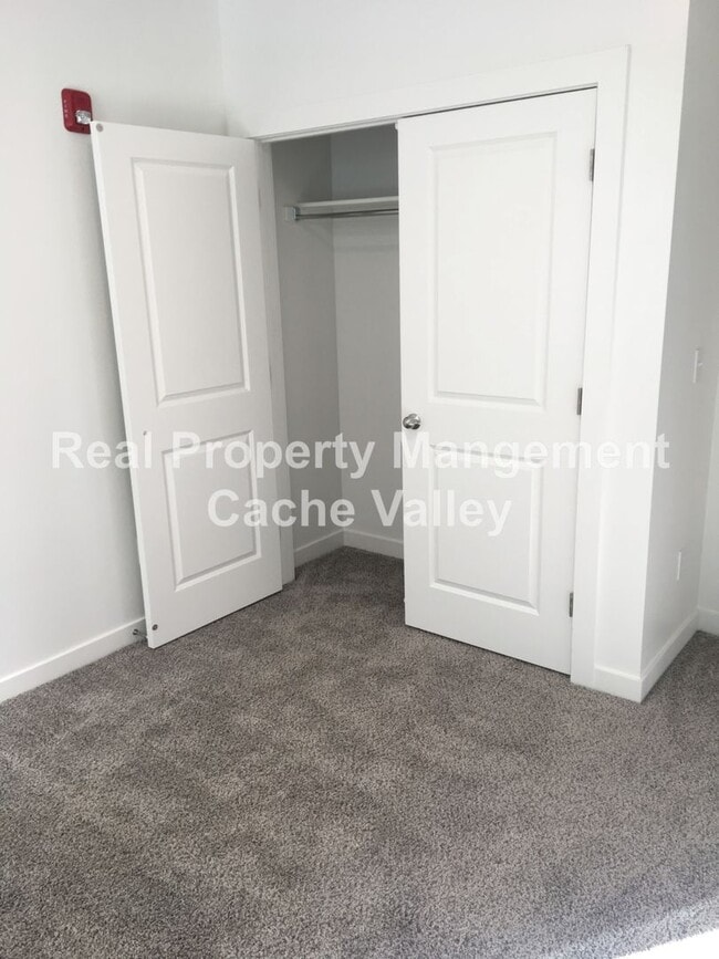 Building Photo - 462 W 40 S