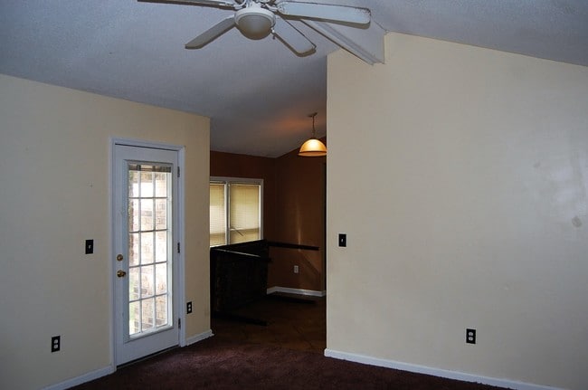 Building Photo - 122 Sandra Ln