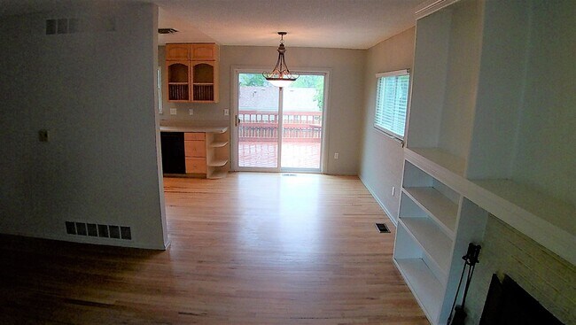 Foto del edificio - 3 bed 2 bath 1400 Sq. feet BIG YARD in Aurora!