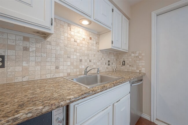 Building Photo - 10217 Longmont Dr