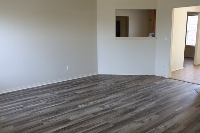 Building Photo - 805 SW Sandrock Rd