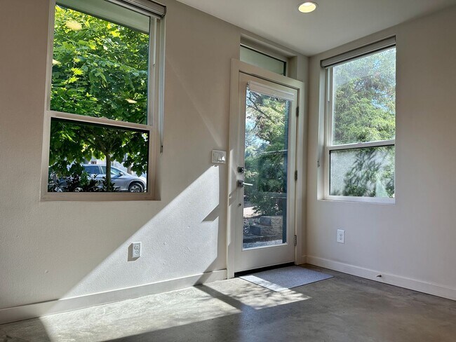 Foto del edificio - Charming and Bright: Rooftop Deck, Greenla...