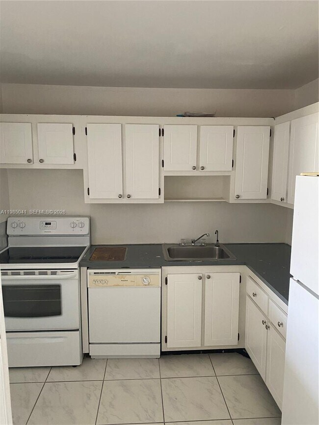 Foto del edificio - 16950 W Dixie Hwy