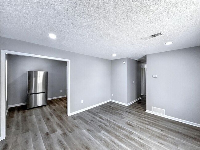 Building Photo - 5014 Shubert Cove
