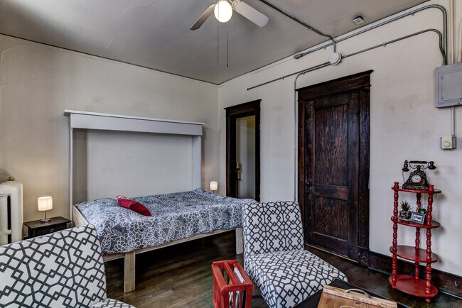 Cama plegable incluida. - 711 4th St E